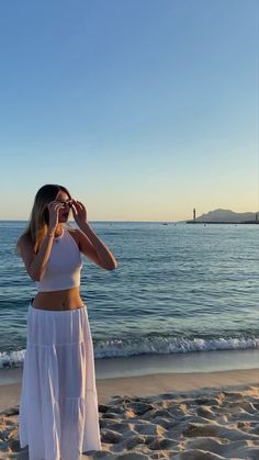 vibes, vibey, pretty, aesthetic, cute, adorable, girl, outfit, outfit inspiration, long skirt, sea, beach, sunglasses, emma chamberlain summer uniform, summer outfit, vacation Flowy Dress For Beach Pictures, White Long Skirt Beach Outfit, White Skirt Beach Outfit, Beach Outing Outfit, Long Skirt Beach Outfit, Long Skirt Poses, Resort Picture Ideas, Beach Girlies, Skirt Beach Outfit