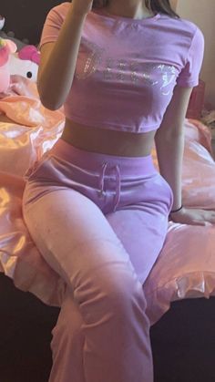 Discover top sweatpants outfits on Pinterest! Explore over 20 trendy styles that blend comfort with cool in our latest blog post. Y2k Outfits Pink And White, 2000 Fashion Trends, Pink Y2k Outfit, Y2k Outfits Pink, Y2k Outfits Aesthetic, Outfit Barbie, 2000s Outfit, Barbie Core