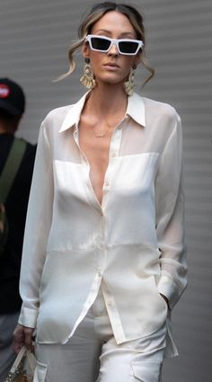 Chiffon Blouses Designs, Frock Fashion, Fashionista Clothes, White Fashion, Blouse Styles, Fashion Sewing, New York Fashion Week, New York Fashion, Classy Outfits