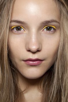 Makeup Inspo - Dorothea Barth Jorgensen backstage at Peter Som Spring 2011. Bright Eyeliner, Older Eyes, Editorial Make-up, Yellow Eyeshadow, Dramatic Eye Makeup, Artist Makeup, Runway Makeup, Dramatic Eyes, Beauty Make-up