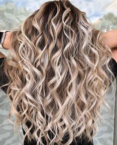 Curly Hair Highlights Bayalage Blonde, Human Hair Wigs Blonde, Long Face Hairstyles, Face Shape Hairstyles, Hot Hair Styles, Hair Styler, Long Curly Hair, Long Curly