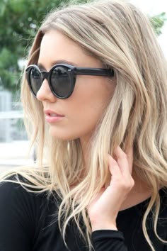 cool/neutral blonde Ask your colorist to "paint" highlights rather than using foils for a natural, sunkissed look. Sandy Blonde Hair, Neutral Blonde, Luxy Hair, Gorgeous Hair Color, Ray Ban Wayfarer, Ash Blonde Hair, Blonde Hair With Highlights, Hair Inspo Color