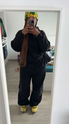 Plt Charcoal Tracksuit, Beanie Sweatpants Outfit, Lightning 4 Outfits, Streetwear Fashion Beanie, Outfit Ideas Beanie, Cool Beanie Outfits, Fit Ideas Black Woman, Bbycailey Outfits, Graphic Beanie Outfit