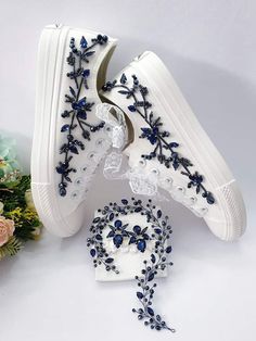 Bone Bordado, Shoe Refashion, Bridal Sneakers, Shoes Fashion Photography, Shoe Makeover, Diy Sneakers, Beaded Shoes, Jeweled Shoes, Pretty Shoes Sneakers