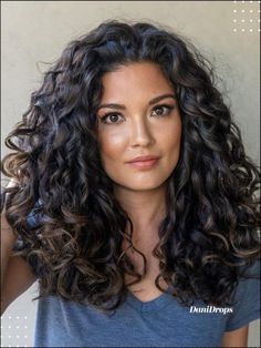 Long Curly Hair For Women Over 50, Rezo Cut, Really Curly Hair, Shoulder Length Curly Hair, Dark Curly Hair, Natural Curly Hair Cuts, Large Curls, Curly Hair Types, Thick Curly Hair