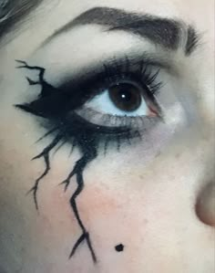 Artsy Eyeliner Black, Makeup Looks Eyeliner Grunge, Black Veins Makeup, Experimental Eye Makeup, Gothic Makeup Ideas Eyeliner, Goth Eyeliner Ideas, Gothic Graphic Eyeliner, Goth Eyeliner Designs, Makeup Ideas Emo