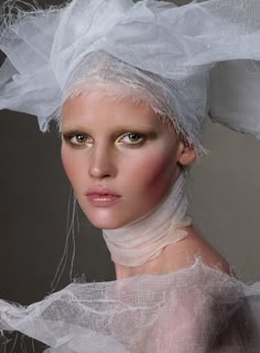 Lara Stone, Make Up Inspiration, Ellen Von Unwerth, Gold Lips, Holiday Beauty, Mario Testino