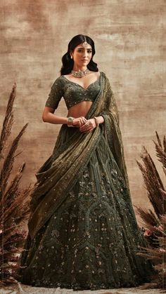 Mendhi Outfit, Lehenga Green, I Want Her, Taking A Picture, Traditional Blouse Designs, Indian Bridal Lehenga, Green Lehenga, Trendy Blouse