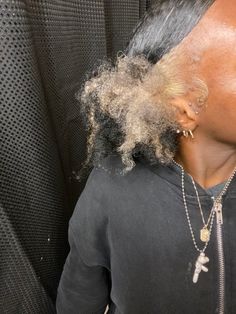 Black And Blonde Hair Natural, 613 Natural Hair On Black Women, Platinum Skunk Stripe Hair, Skunk Hair Platinum Blonde, Black And Blonde Natural Hair, Grey Skunk Stripe Curly Hair, Platinum Blonde Hair Skunk Stripe, Platinum Blonde Skunk Stripe, Platinum Blonde Black Women