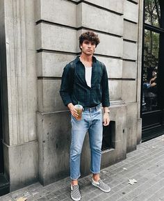 Look 80s, Indie Boy, Mens Fashion Denim, Men's Denim Style, Open Shirt, Shirt Outfits, Hipster Mens Fashion, Street Style Outfits Men, Vintage Mens Fashion