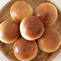 six rolls are arranged on a wooden plate