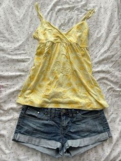 Princess Core Outfit Casual, 2000s Casual Outfits, Dream Clothes Summer, Gyaru Fashion Summer, Aesthetic Yellow Outfits, Tank Top Outfit Ideas, Summer Thrift, Look 80s, Girly Summer Outfits