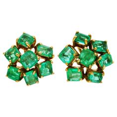 18ct Yellow Gold 1.00ct Emerald Cluster Stud Earrings Introducing our exquisite Pre-Owned Emerald Cluster Earrings, a masterpiece of luxurious design and sophisticated craftsmanship. Each earring in this stunning pair is artfully crafted in 18ct yellow gold, which provides a rich and warm backdrop to the vibrant green of the emeralds. Set in classic claw settings, each earring features seven rectangular-cut emeralds, carefully chosen for their depth of colour. These emeralds are arranged in an e Multi-stone Emerald Earrings For Gift, Emerald Multi-stone Earrings For Gift, Green Emerald-cut Earrings With Diamond Accents, Green Emerald Multi-stone Earrings, Luxury Green Emerald-cut Earrings, Diamond Cluster Earrings, Quartz Cluster, Green Quartz, Cluster Earrings