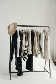 Do you ever look at a closet full of clothes and feel like you have nothing to wear? Do you struggle to pull together everyday outfits? Is it difficult for you to shop online because you’re unsure of what to buy? If you’ve ever experienced any of these common clothing dilemmas, we have the perfect solution for you! The Carly Jean Los Angeles Capsule Guide will help you build a capsule wardrobe that you love. If you’re looking to simplify your life and wanting to make shopping and getting ready f Professional Wardrobe Capsule, Capsule Wardrobe Accessories, Outfit Capsule, Chic Capsule Wardrobe, Ultimate Capsule Wardrobe, Capsule Wardrobe Women, Chic Outfits Classy, Closet Full Of Clothes, Carly Jean Los Angeles