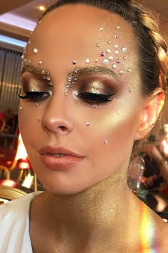 Fantasy Makeup Ideas To Learn What Its Like To Be In The Spotlight ★ Fantasy Glittery Makeup Looks Melbourne Cup Makeup, Sparkle Glam Makeup, Carnaval Makeup Ideas, Glittery Makeup Ideas, Makeup Looks With Glitter, Good Witch Makeup, Mascarade Makeup, Ethereal Makeup Goddesses, Carnival Makeup Caribbean