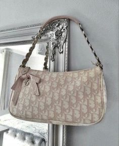 Luxury Bags Collection, Aesthetic Bags, Handbag Essentials, Luxury Purses, Girly Accessories, Pretty Bags, Cute Purses