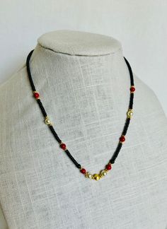 Mani Mangalsutra Designs, Pearl Mangalsutra Designs, Marathi Mangalsutra, Mangalsutra Traditional, Black Beds, Traditional Mangalsutra, Black Beads Chain, Black Beads Necklace, Coral Jewelry Set