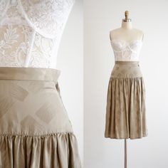 A taupe silk jacquard skirt, with a wide brush stroke pattern. It has a fitted drop waist and side closure. ☛   m e a s u r e m e n t s   ☚ Best for: XS Waist: 25 Drop waist: 34 Hips: free Length: 31 ☛   d e t a i l s   ☚ Era: 1980s Material: silk Condition: excellent ☛   v i s i t   t h e   s h o p   ☚ https://etsy.me/2Nd23kg ☛   instagram ┇ poppycockvintage ☛   facebook ┇ poppycockvintage Skirt Pattern Free, Drop Waist Skirt, Brush Strokes Pattern, Jacquard Skirt, 80s Vintage, Silk Skirt, Knee Length Skirt, Skirt Pattern, Drop Waist