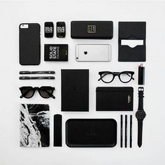 Flat lay by the Talented TWOPNTBLK creatives Mens Minimalist Wardrobe, Beauty Display, Minimalist Desktop Wallpaper, Everyday Bag Essentials, Tech Essentials, Edc Bag, Backpack Essentials, Tech Bag, Concept Photography