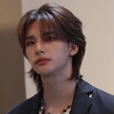 Brunette Hyunjin, Kpop Hair Dye, Prince Hyunjin, Fall Hair Cuts, Asian Man, Straykids Hyunjin Photoshoot, Hair Icon, Straykids Hyunjin, Kpop Boys