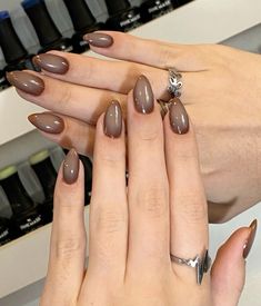 Nails | Nails art | Nails ideas | Nail inspo | Brown nails | Aura nails | Almond nails         Cre: @sanails.manicuria on instagram Y2k Chrome Nails, Gel Nails Y2k, Y2k Chrome, Nails Hand Painted, Nails Y2k, Brown Nails Design, Simple Fall Nails, Nails Gel Nails, Custom Press On Nails