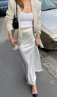 Office Skirt Outfit, Satin Skirt Outfit, Casual Outfits For Women, High Waisted Dress, Elegant Classy Outfits, Summer Office Outfits, Style Désinvolte Chic, High Waisted Dress Pants, Outfit Looks