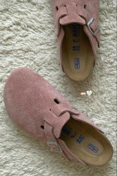 Birkenstock Boston’s, Pink Boston Clogs Outfit, Pink Boston Clogs, Pink Birkenstock Clogs Outfit, Birkenstock Clogs Aesthetic, Pink Boston Birkenstocks Outfits, Pink Birkenstock Clogs, Pink Boston Birkenstocks, Pink Clogs Outfit