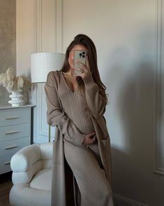 Pregnancy Outfits Casual, Summer Pregnancy Outfits, Pregnancy Fashion Winter, Cami Bodycon Dress, Winter Maternity Outfits, Preggo Fashion, Pretty Pregnant, Maternity Chic, Mommy Outfits