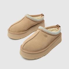 New In Box New Color Chestnut Uggs, Cute Uggs, Girly Christmas Gifts, Ugg Tasman Slippers, Ugg Classic Ultra Mini, Chelsea Boot Women, Platform Chelsea Boots, Preppy Shoes, Pretty Shoes Sneakers