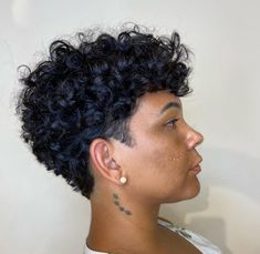 ✅Estamos abiertos de Lunes a Sábado ‼️‼️ #viral #peluqueria #rizo #rizoshidratados #rizosnaturales #rizosperfectos #emprendimiento #emprendedores #salon Curly Hair Fade Women, Short Curly Haircuts Mixed Women, Black Women With Short Curly Hair, Short Curly Wedge Haircut, Short Black Women Hair, Short Curly Pixie Cut Black Women, Short Pixie Cut Curly Hair, Pixie Cut Curly Hair Round Face, Short Curly Haircuts Natural Black Women