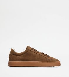 A sober and sophisticated taste characterizes these sneakers with minimal lines, with Tod's logo on the tongue. Crafted in soft suede, they come with a rubber outsole with embossed rubber pebbles. Brown Sneakers, Soft Suede, Shoes Mens, Online Shop, Online Store, Sneakers