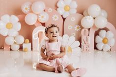 Daisy Theme Smash Cake Photoshoot, Daisy Themed First Birthday Photoshoot, Isn’t She Onederful Smash Cake, Daisy Baloon Decoration, Daisy Birthday Photoshoot, Daisy Cake Smash Photoshoot, Daisy First Birthday Photoshoot, Daisy Cake Smash, Daisy Birthday Party Decorations