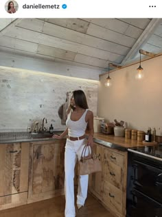 Hot Mom Style, Danielle Metz, France Vibes, Frühling Outfit, Goal Outfits, Vacay Fits, Strictly Business, Fashion Bible, Summer Poses