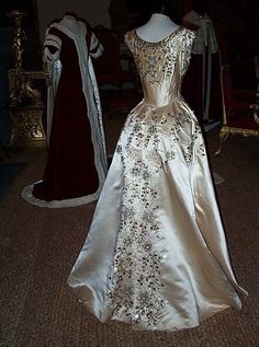 The Dress of a Maid of Honour, as worn by Lady Willoughby de Eresby at the Coronation of HM Queen Elizabeth II in 1953. Designed by Norman Hartnell. Coronation Robes, Historical Gowns, Court Dresses, Royal Clothing, Vintage Trends