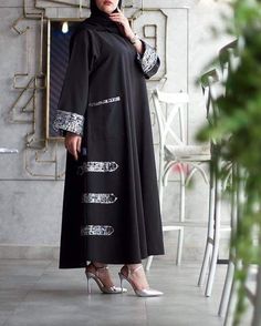 Loose Clothes, Black Abaya, Cotton Outfit, Wall Paint Designs, Dubai Fashion, Loose Outfit, Paint Designs