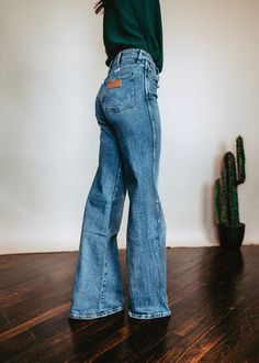 Wrangler Carly Stonewash Flare Women's Jeans Mid Rise Slight Stretch with 99% Cotton/1% Elastane Fit is Slim with a Flared Leg Style Short Uggs, Western Boots For Men, Western Clothing, Jeans Mid Rise, Bottom Jeans, Work Boots Men, Jumpsuit Jacket, Bell Bottom, Mode Inspiration