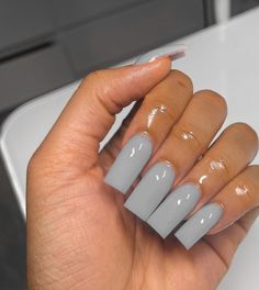 _alphabeautybar on ig Cute White Design Nails, Short Acrylic Square Nails Designs, Cute Medium Nails Ideas, Acrylic Nails One Color Simple, Winter Nails Inspo 2024, Light Gray Nail Ideas, Nails With Design On Ring Finger, Cute Grey Nails, Acrylic Nail Set Ideas