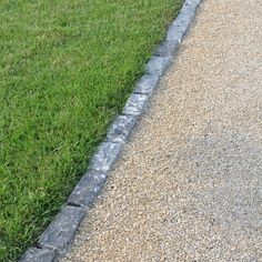 an image of someone's lawn edging in the middle of their yard with grass