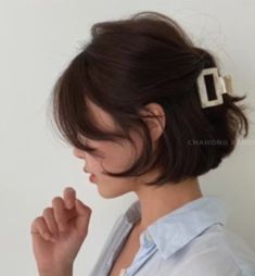 Eine Frau braucht keinen Anlassum schick auszusehenUnser Team präsentiert eine Menge schöne Frisuren für lange Haaredamit Sie zu jeder Zeit Ihre innere und äußere Schönheit ausstrahlen.... Short Hair With Bangs, Aesthetic Hair, Hairstyles Haircuts