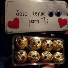 there are many chocolates in the tin with eyes on them and one has a tag that says, solo tengo para t