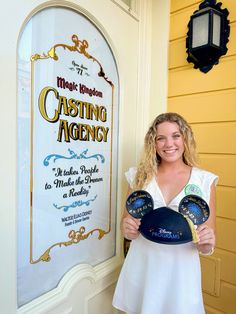 a woman is holding two plates in front of a sign that says casino agens