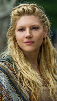 Lagertha Katheryn Winnick Vikings, Vikings Lagertha, Viking Women, Katheryn Winnick, Mohawk Hairstyles, Viking Woman