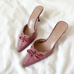 Manolo Blahnik Kitten Heels, Kitten Heels Outfit, Vintage Style Heels, Heels Slippers, Bow Mules, Heels Aesthetic, Outfit Vintage, Heels Outfits