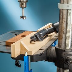 a machine that is working on some kind of woodworking project with tools attached to it