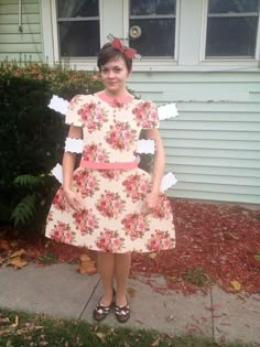 Easy Homemade Halloween Costumes, Paper Costume, Paper Doll Costume, Halloween Costumes To Make, Carnaval Costume, Clever Halloween, Clever Halloween Costumes, Homemade Halloween Costumes, Diy Kostüm