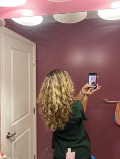 Blonde Latina Aesthetic, Wavy Blonde Hair Naturally, Curly Dirty Blonde Hair, Naturally Wavy Hair Cuts With Layers, Curly Blonde Girl, Honey Blonde Curly Hair, Carrie Bradshaw Hair, Short Blonde Curly Hair, Curly Hair Blonde