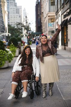 The Plus-Size Women Who Ruled the Street Style Game During New York Fashion Week Plus Size Street Style, Cher Horowitz, Full Figure Fashion, Inspo Board, How To Wear Scarves, Fashion Gallery, Fashion Week Street Style