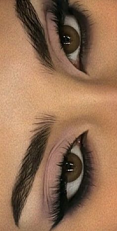 Make Up For Red Hair Brown Eyes, Nails To Match Black Sparkly Dress, How To Do Siren Eyes, Siren Eyes Eyeliner, Smoky Siren Eyes, Siren Makeup Look, Dark Feminine Makeup Eyeliner, Doe Siren Eyes Aesthetic, Siren Eyes Makeup