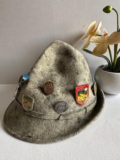 Vintage alpine hat with pins with tourist emblems from Austria. Estimated size-50-52. Condition is good. Stick Pins, Hat Pins, Austria, Caps Hats, Accessories Hats, Etsy Uk, Hats, Pins