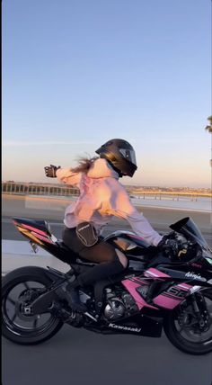 Bike Girl Aesthetic, Moto Aesthetic, Girls Motorcycle, Pink Motorcycle